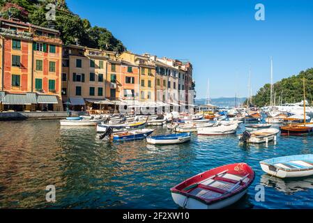 Portofino e Portofino vista dalla piazza centrale del paese. Portofino è un piccolo e pittoresco villaggio di pescatori noto per i suoi negozi di alta qualità Foto Stock