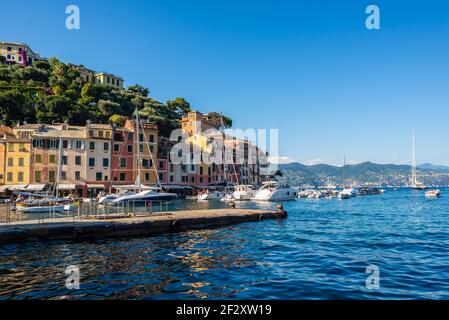 Portofino e Portofino vista dalla piazza centrale del paese. Portofino è un piccolo e pittoresco villaggio di pescatori noto per i suoi negozi di alta qualità Foto Stock