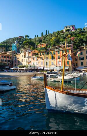 Portofino e Portofino vista dalla piazza centrale del paese. Portofino è un piccolo e pittoresco villaggio di pescatori noto per i suoi negozi di alta qualità Foto Stock