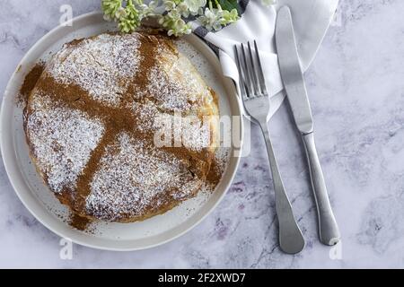 Vista dall'alto della appetitosa bastilla con spezie aromatiche sul tavolo Vicino al fiore sprig durante le vacanze Ramadan Foto Stock