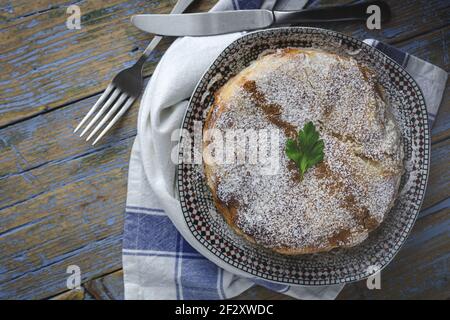 Vista dall'alto della appetitosa bastilla con spezie aromatiche sul tavolo Vicino al fiore sprig durante le vacanze Ramadan Foto Stock