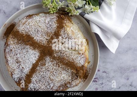 Vista dall'alto della appetitosa bastilla con spezie aromatiche sul tavolo Vicino al fiore sprig durante le vacanze Ramadan Foto Stock