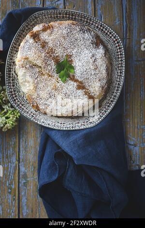 Vista dall'alto della appetitosa bastilla con spezie aromatiche sul tavolo Vicino al fiore sprig durante le vacanze Ramadan Foto Stock