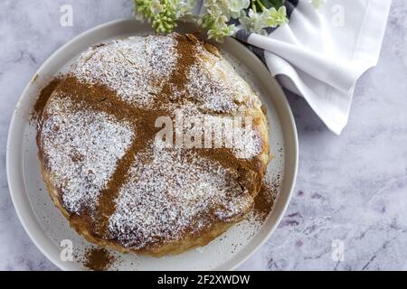 Vista dall'alto della appetitosa bastilla con spezie aromatiche sul tavolo Vicino al fiore sprig durante le vacanze Ramadan Foto Stock