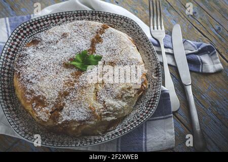 Vista dall'alto della appetitosa bastilla con spezie aromatiche sul tavolo Vicino al fiore sprig durante le vacanze Ramadan Foto Stock