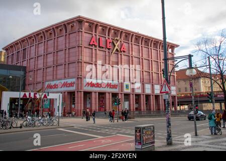 Berlino Alexa centro commerciale paesaggio in Alexanderplatz Mitte Berlino Foto Stock