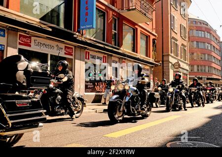Svizzera: Hells Angels con loro Harley Davisdson bici del motore di guida attraverso Longstreet della cittã di Zurigo. Foto Stock