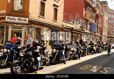 Svizzera: Hells Angels con loro Harley Davisdson bici del motore di guida attraverso Longstreet della cittã di Zurigo. Foto Stock