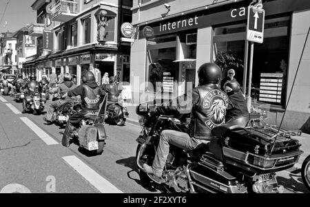 Svizzera: Hells Angels con loro Harley Davisdson bici del motore di guida attraverso Longstreet della cittã di Zurigo. Foto Stock
