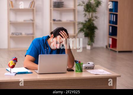 Giovane medico che lavora in clinica Foto Stock