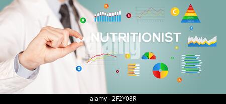 Nutrizionista che ti dà una pillola Foto Stock