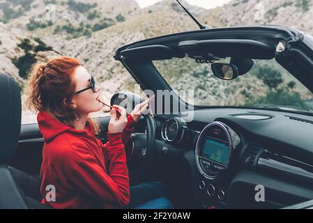 Giovane donna in cabriolet Foto Stock