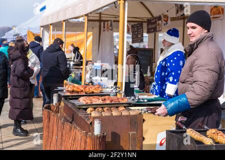 Minsk, Bielorussia - 13 marzo 2021: Maslenitsa vacanza slava. Tradizionale fiera commerciale nel centro di Minsk Foto Stock