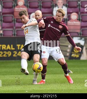 Tynecastle Park, Edimburgo, Scozia. UK .13 marzo 21. Scottish Championship Match .hearts vs Ayr Utd Tussle per la palla Aaron Muirhead Ayr Utd con il centrocampista di Hearts, Gary Mackay-Steven, (17) Credit: eric mcowat/Alamy Live News Foto Stock