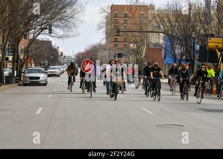 Louisville, Kentucky, Stati Uniti. 13 Marzo 2021. Manifestanti all'anniversario della morte di 1 anno nel centro di Louisville, Kentucky, 13 marzo 2021: Credit: Dee CEE carter/Media Punch/Alamy Live News Foto Stock