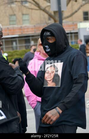 Louisville, Kentucky, Stati Uniti. 13 Marzo 2021. Manifestanti all'anniversario della morte di 1 anno nel centro di Louisville, Kentucky, 13 marzo 2021: Credit: Dee CEE carter/Media Punch/Alamy Live News Foto Stock