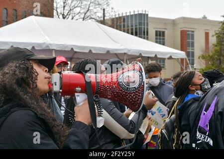 Louisville, Kentucky, Stati Uniti. 13 Marzo 2021. Manifestanti all'anniversario della morte di 1 anno nel centro di Louisville, Kentucky, 13 marzo 2021: Credit: Dee CEE carter/Media Punch/Alamy Live News Foto Stock