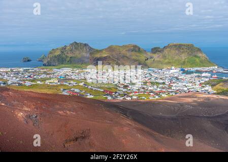Vista aerea dell'isola di Heimaey dal vulcano Eldfell in Islanda Foto Stock