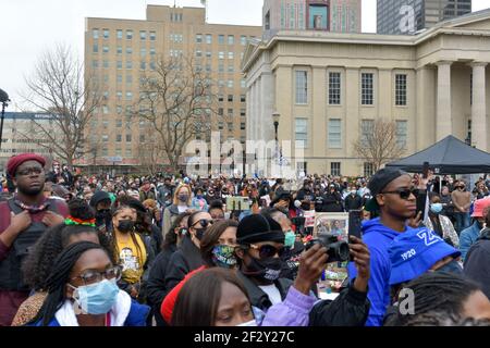 Louisville, Kentucky, Stati Uniti. 13 Marzo 2021. Manifestanti all'anniversario della morte di 1 anno nel centro di Louisville, Kentucky, 13 marzo 2021: Credit: Dee CEE carter/Media Punch/Alamy Live News Foto Stock