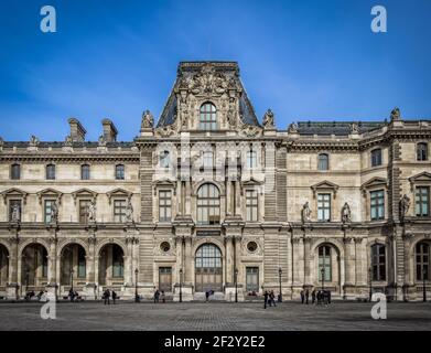 Parigi, Francia, febbraio 2020, Pavillon Colbert parte del Museo del Louvre nel cortile principale Cour Napoleon Foto Stock