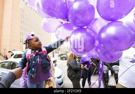 Clayton, Stati Uniti. 13 Marzo 2021. Il piccolo Ryan Baldwin di due anni raggiunge per un pallone prima di un raduno di fine violenza domestica a Clayton, Missouri sabato 13 marzo 2021. Il rally si tenne in onore di Roseann McCulley e dei suoi figli, Kayden Johnson, e Kaylee Brooks. La polizia dice che Bob McCulley III è responsabile dell'uccisione di sua moglie e dei suoi due bambini che poi prendono la sua vita il 4 marzo 2021. La donna aveva 34 anni e i due bambini avevano 13 e sei anni. Photo by Bill Greenblatt/UPI Credit: UPI/Alamy Live News Foto Stock