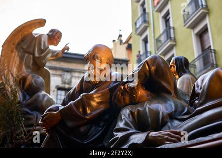 PAMPLONA, NAVARRA SPAGNA 19 2019 APRILE: PROCESSIONE DELLA SETTIMANA SANTA PER LE STRADE DI PAMPLONA Foto Stock