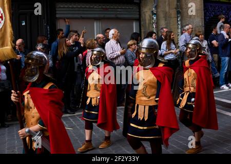 PAMPLONA, NAVARRA SPAGNA 19 2019 APRILE: PROCESSIONE DELLA SETTIMANA SANTA PER LE STRADE DI PAMPLONA Foto Stock