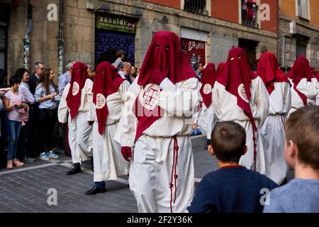 PAMPLONA, NAVARRA SPAGNA 19 2019 APRILE: PROCESSIONE DELLA SETTIMANA SANTA PER LE STRADE DI PAMPLONA Foto Stock