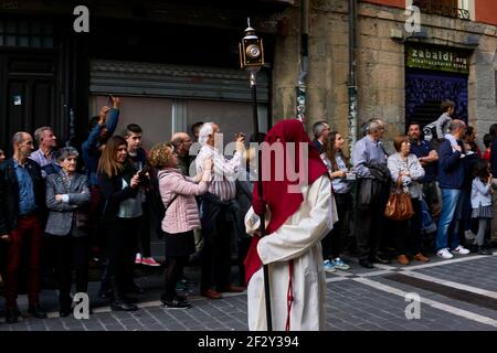 PAMPLONA, NAVARRA SPAGNA 19 2019 APRILE: PROCESSIONE DELLA SETTIMANA SANTA PER LE STRADE DI PAMPLONA Foto Stock