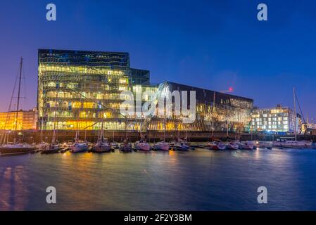 Vista notturna della sala concerti Harpa a Reykjavik, Islanda Foto Stock