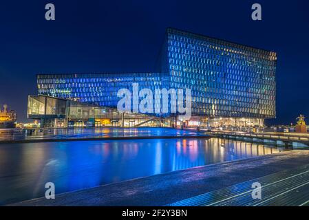Vista notturna della sala concerti Harpa a Reykjavik, Islanda Foto Stock