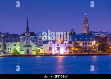 Vista notturna della chiesa luterana libera e della cattedrale di Hallgrimskirkja a Reykjavik, Islanda Foto Stock