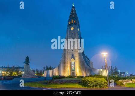 Vista notturna della cattedrale di Hallgrimskirkja a Reykjavik, Islanda Foto Stock