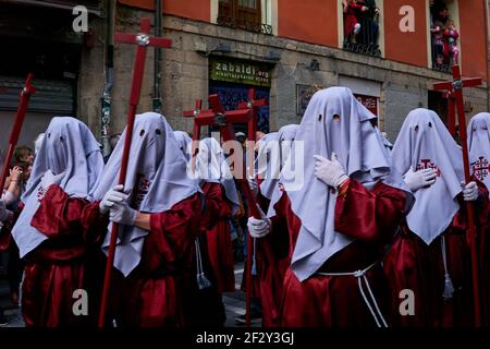 PAMPLONA, NAVARRA SPAGNA 19 2019 APRILE: PROCESSIONE DELLA SETTIMANA SANTA PER LE STRADE DI PAMPLONA Foto Stock