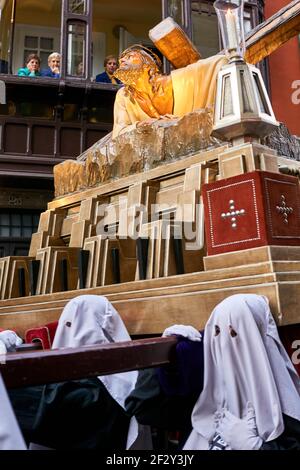 PAMPLONA, NAVARRA SPAGNA 19 2019 APRILE: PROCESSIONE DELLA SETTIMANA SANTA PER LE STRADE DI PAMPLONA Foto Stock