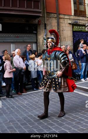 PAMPLONA, NAVARRA SPAGNA 19 2019 APRILE: PROCESSIONE DELLA SETTIMANA SANTA PER LE STRADE DI PAMPLONA Foto Stock