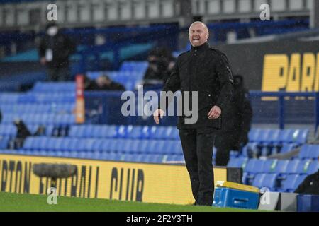 Liverpool, Regno Unito. 13 Marzo 2021. Sean Dyche manager di Burnley grida le istruzioni durante il gioco a Liverpool, Regno Unito, il 13/03/2021. (Foto di Simon Whitehead/News Images/Sipa USA) Credit: Sipa USA/Alamy Live News Foto Stock
