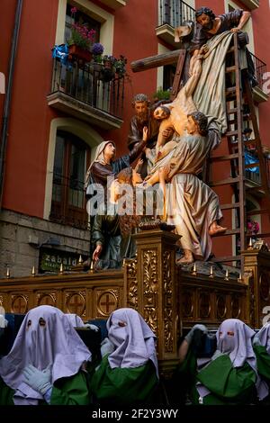 PAMPLONA, NAVARRA SPAGNA 19 2019 APRILE: PROCESSIONE DELLA SETTIMANA SANTA PER LE STRADE DI PAMPLONA Foto Stock