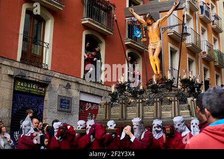 PAMPLONA, NAVARRA SPAGNA 19 2019 APRILE: PROCESSIONE DELLA SETTIMANA SANTA PER LE STRADE DI PAMPLONA Foto Stock