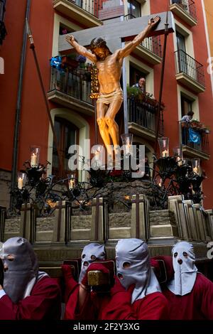 PAMPLONA, NAVARRA SPAGNA 19 2019 APRILE: PROCESSIONE DELLA SETTIMANA SANTA PER LE STRADE DI PAMPLONA Foto Stock