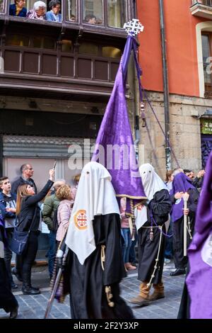 PAMPLONA, NAVARRA SPAGNA 19 2019 APRILE: PROCESSIONE DELLA SETTIMANA SANTA PER LE STRADE DI PAMPLONA Foto Stock