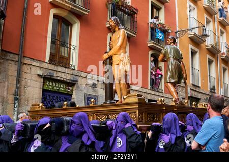 PAMPLONA, NAVARRA SPAGNA 19 2019 APRILE: PROCESSIONE DELLA SETTIMANA SANTA PER LE STRADE DI PAMPLONA Foto Stock