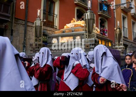 PAMPLONA, NAVARRA SPAGNA 19 2019 APRILE: PROCESSIONE DELLA SETTIMANA SANTA PER LE STRADE DI PAMPLONA Foto Stock