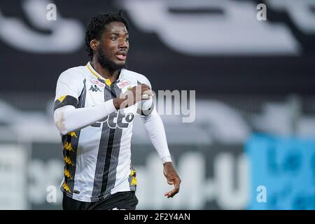 CHARLEROI, BELGIO - MARZO 12: Shamar Nicholson di Sporting Charleroi durante la partita della Jupiler Pro League tra Charleroi e Club Brugge allo Stade d Foto Stock