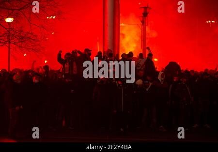 Varsavia, Varsavia, Polonia. 13 Marzo 2021. I tifosi della squadra di calcio Warsaw Legia sono visti di fronte allo stadio Legia chiuso al pubblico a causa del blocco il 13 marzo 2021 a Varsavia, Polonia. Circa un migliaio di tifosi della squadra di calcio di Varsavia Legia hanno partecipato a una manifestazione anti-governo contro le restrizioni del Covid-19 sotto lo slogan ''Open the Stadium'' che chiede almeno il 50% dei posti disponibili durante le partite. Credit: Aleksander Kalka/ZUMA Wire/Alamy Live News Foto Stock