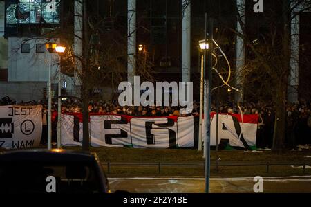 Varsavia, Varsavia, Polonia. 13 Marzo 2021. I tifosi della squadra di calcio Warsaw Legia sono visti di fronte allo stadio Legia chiuso al pubblico a causa del blocco il 13 marzo 2021 a Varsavia, Polonia. Circa un migliaio di tifosi della squadra di calcio di Varsavia Legia hanno partecipato a una manifestazione anti-governo contro le restrizioni del Covid-19 sotto lo slogan ''Open the Stadium'' che chiede almeno il 50% dei posti disponibili durante le partite. Credit: Aleksander Kalka/ZUMA Wire/Alamy Live News Foto Stock