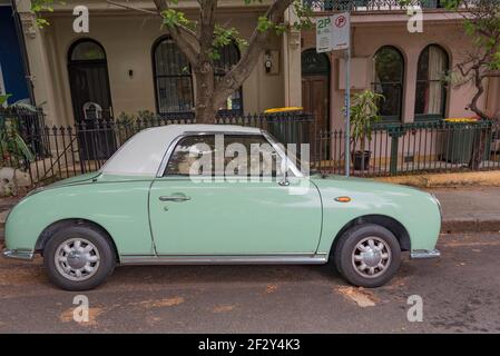 Un raro esempio di convertibile a profilo fisso Nissan Figaro 1991 Parcheggiato in una strada di Sydney in Australia Foto Stock