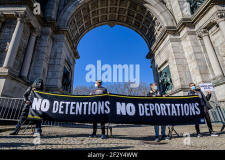 STATI UNITI. 13 Marzo 2021. Gli attivisti pro-immigrazione si sono Uniti agli immigrati non documentati e ai membri della comunità di New York e New Jersey al Grand Army Plaza di Brooklyn per un raduno il 13 marzo, 2021 respingere le "vuote promesse" del Partito democratico e chiedere una protezione permanente per i 11 milioni di immigrati non documentati che vivono e lavorano in questo paese. (Foto di Erik McGregor/Sipa USA) Credit: Sipa USA/Alamy Live News Foto Stock