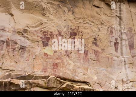 Grande pannello di pittogrammi in stile Barrier Canyon creato dai popoli nativi americani durante il periodo arcaico 1,500 a 4,000 anni fa, Sego Canyon, USA Foto Stock