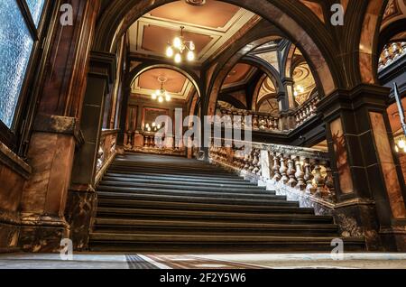 Dettagli architettonici interni della scala in marmo ornato e dei balconi a Glasgow City Chambers, Glasgow, Scozia, UK Foto Stock